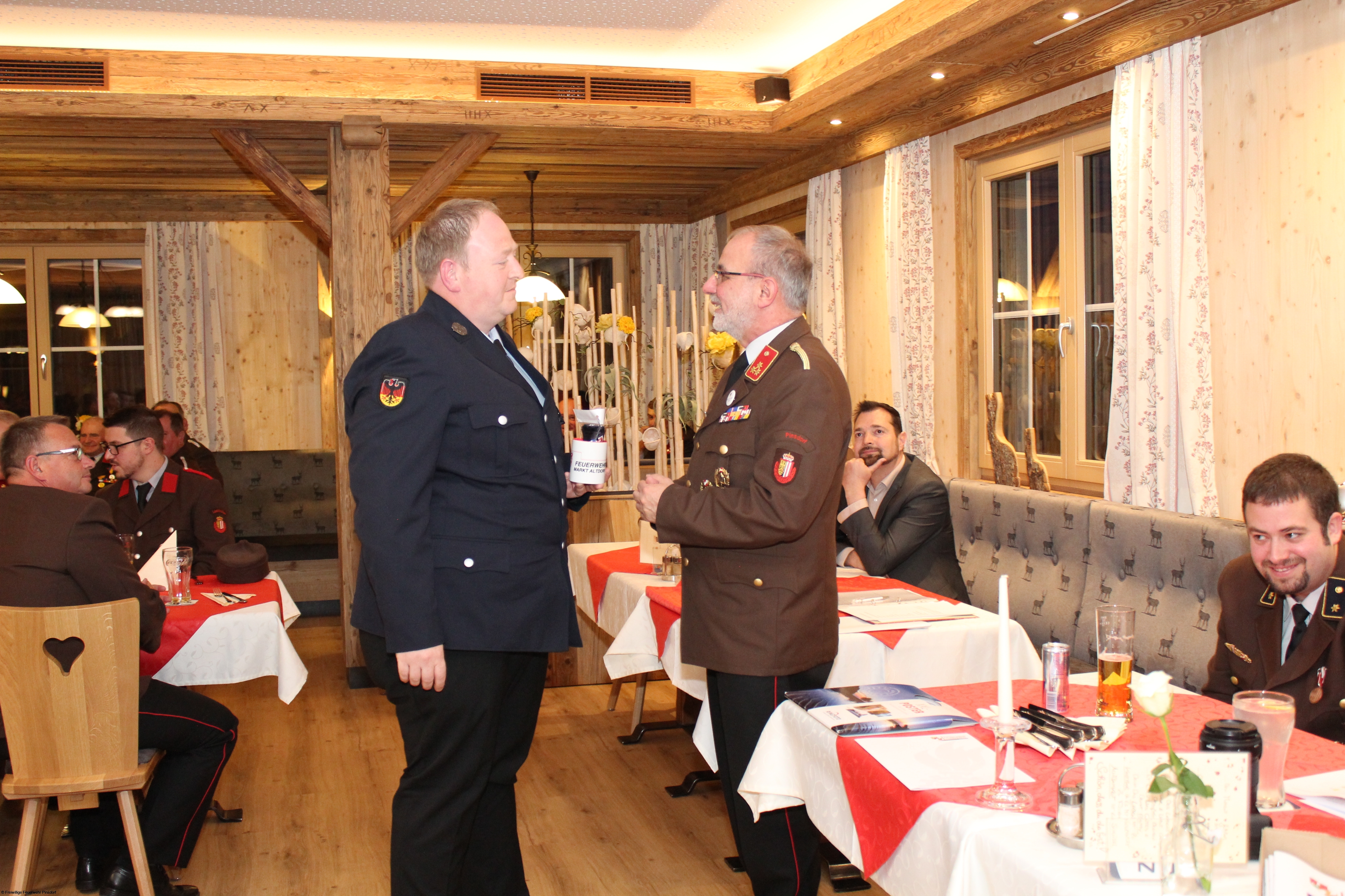 Uebergabe-Geschenk-der-FW-Altdorf